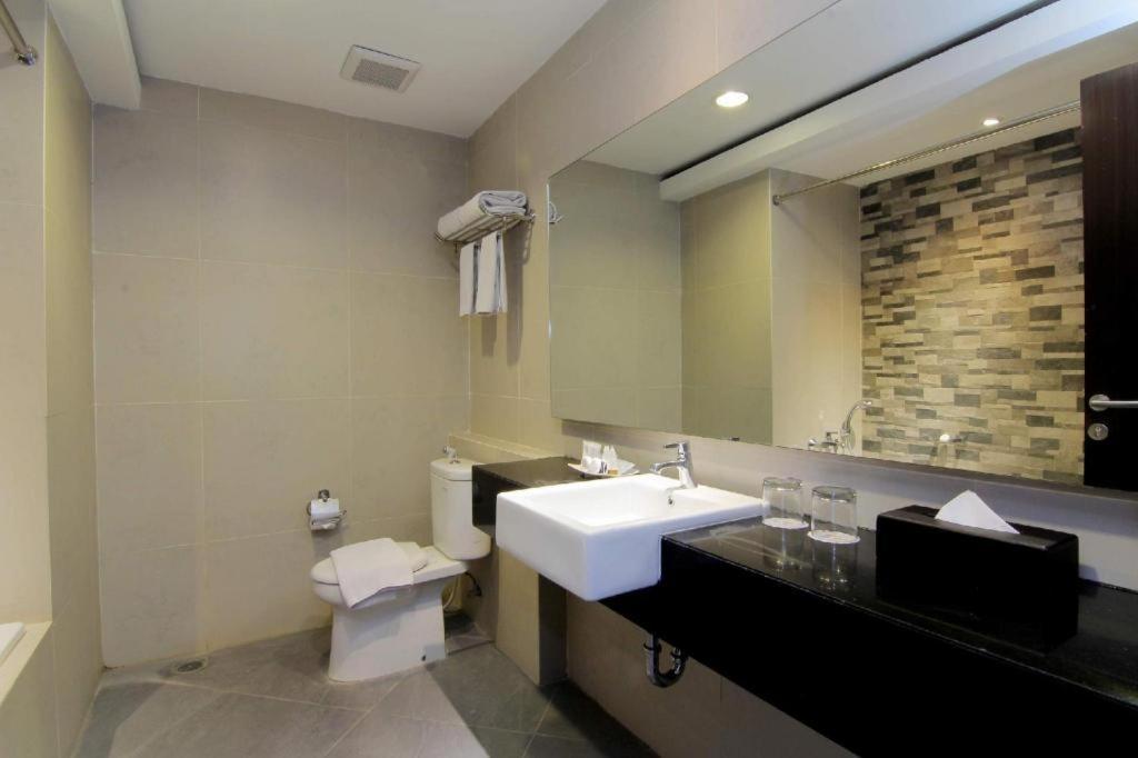 The Sun Hotel Madiun Kültér fotó